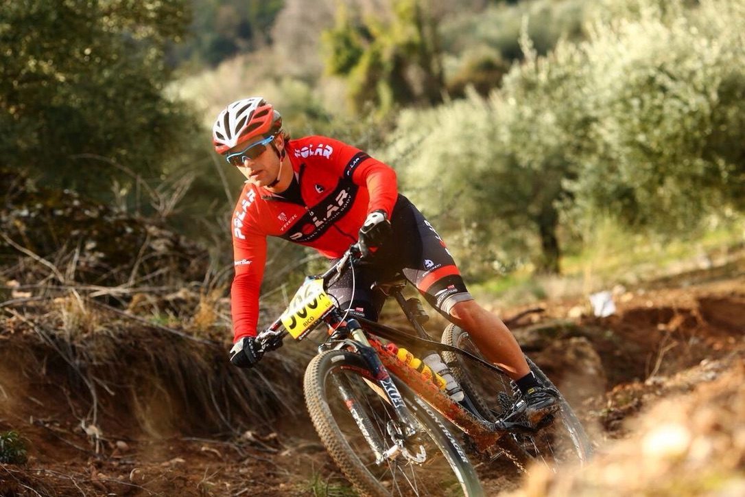 Edu Rico descendiendo en MTB entre olivos