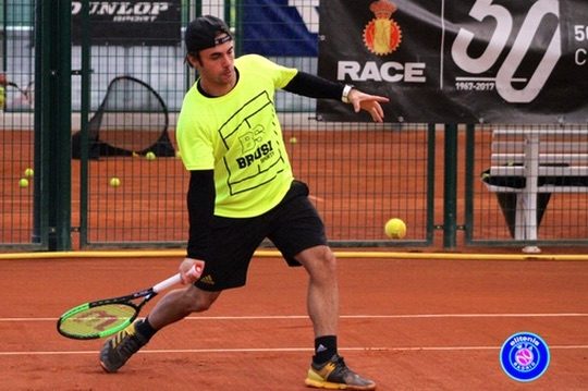 Edu en la pista de tenis